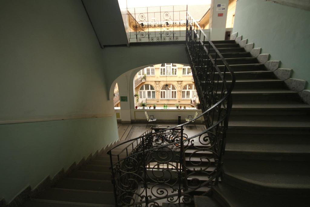 2Night Hostel Budapest Exteriör bild
